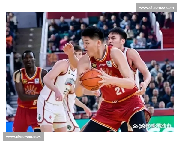 精彩对决篮球赛激烈比分胶着全场双方奋力拼搏战况惊心动魄